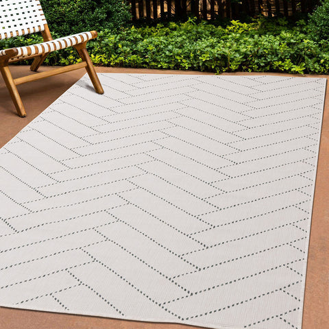 Bristol Reversible Indoor / Outdoor Rug - Herringbone in outdoor setting