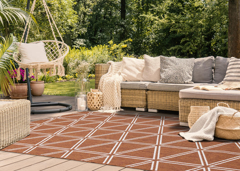 Bristol Reversible Indoor / Outdoor Rug - Rust in outdoor setting