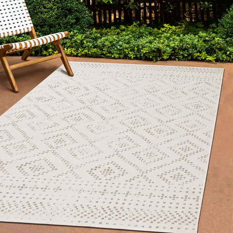 Bristol Reversible Indoor / Outdoor Rug - Cream Diamond in outdoor setting